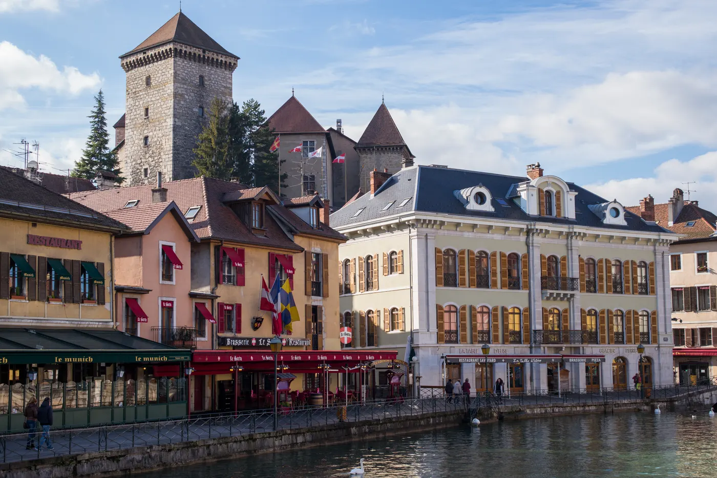 Vue lumineuse de Annecy