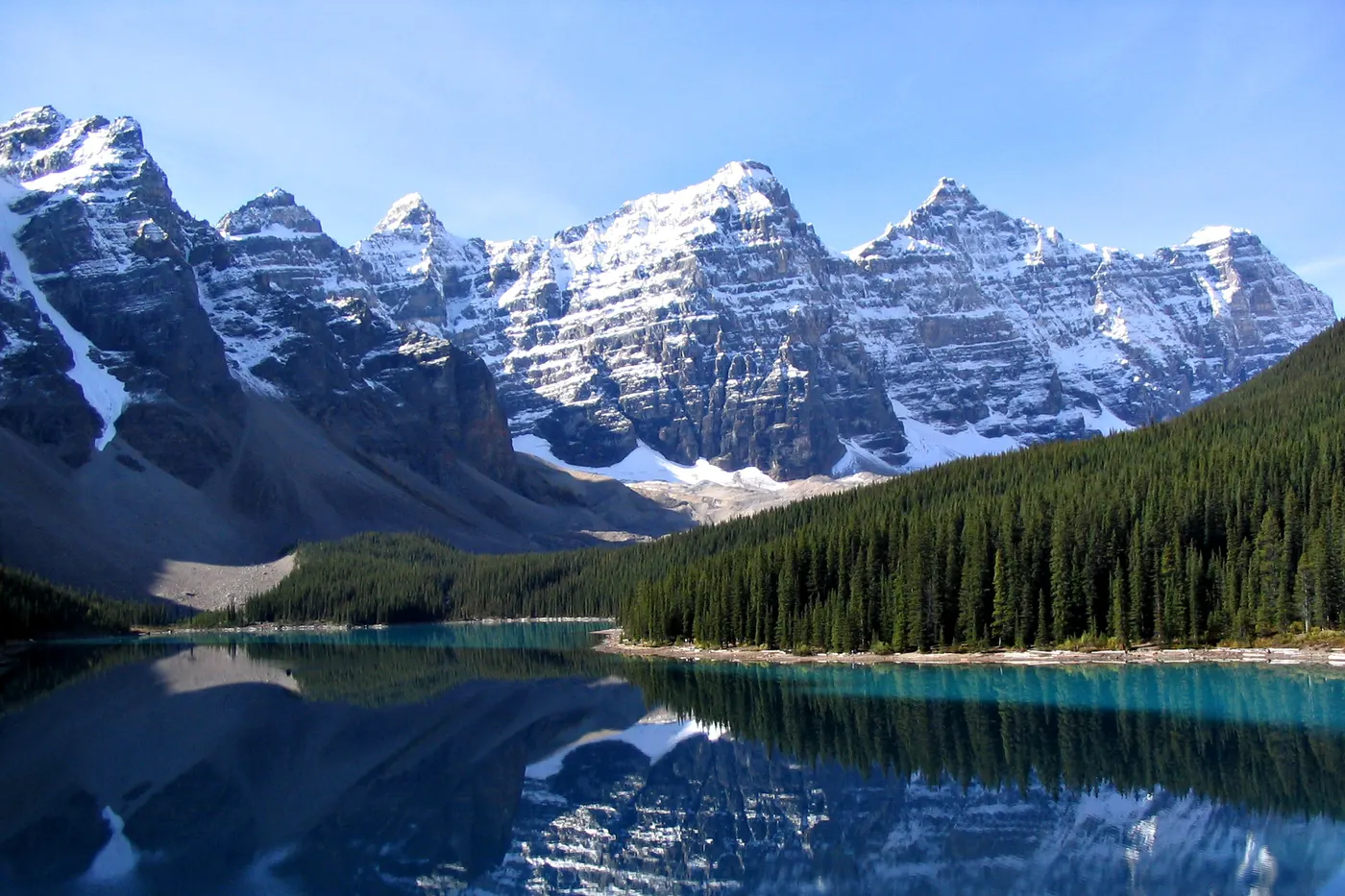 Vue lumineuse de Banff et les Rocheuses canadiennes
