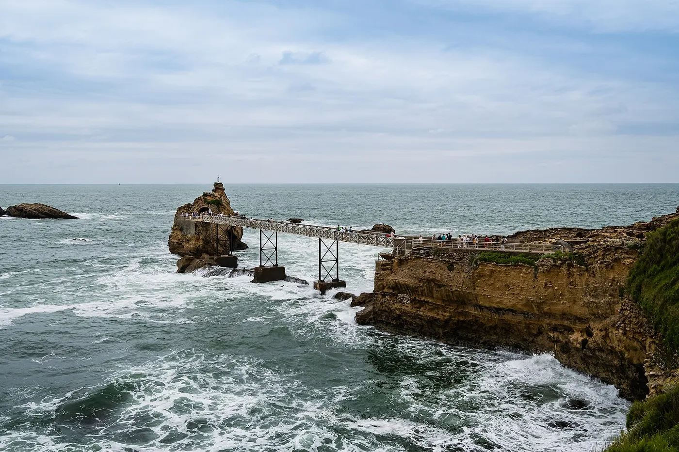 Vue lumineuse de Biarritz et la côte basque