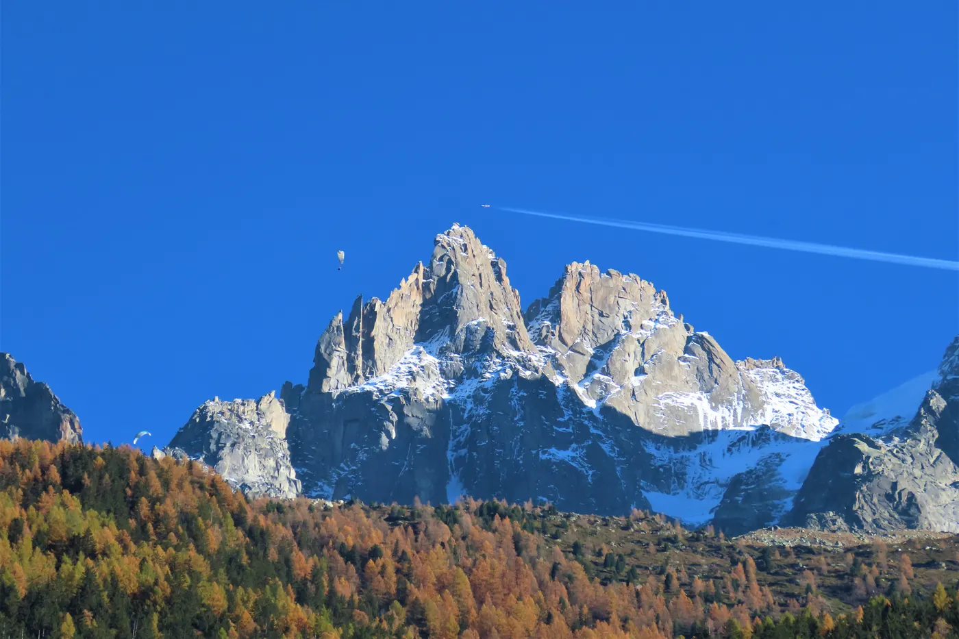 Vue lumineuse de Chamonix et le Mont-Blanc