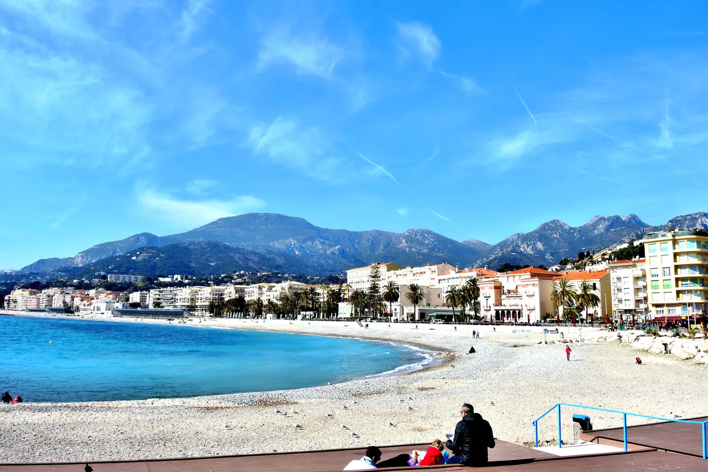 Vue lumineuse de Côte d’Azur / Antibes et Menton