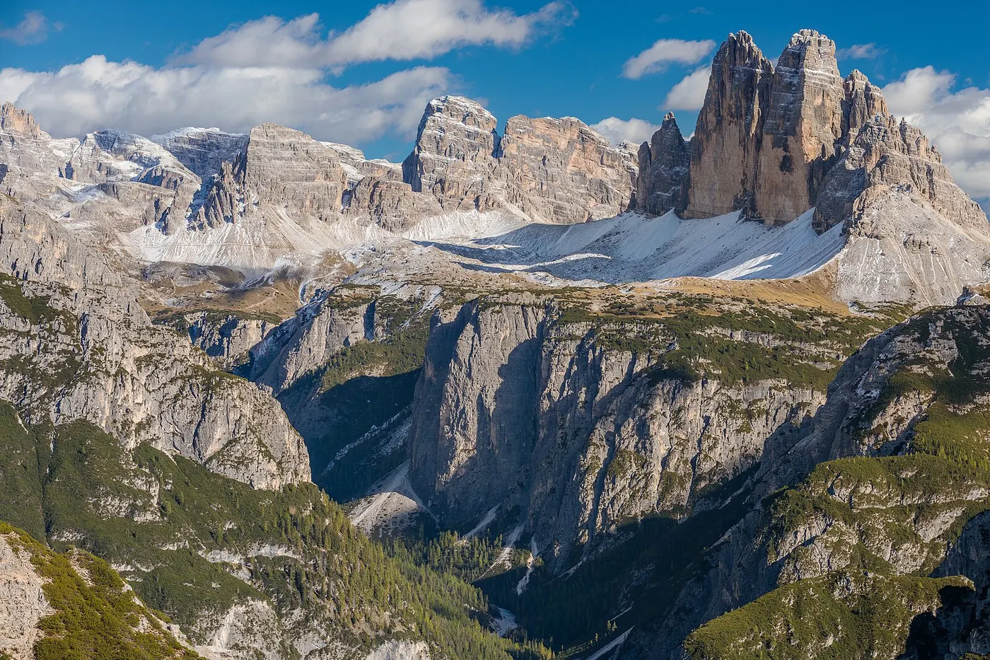 Vue lumineuse de Dolomites