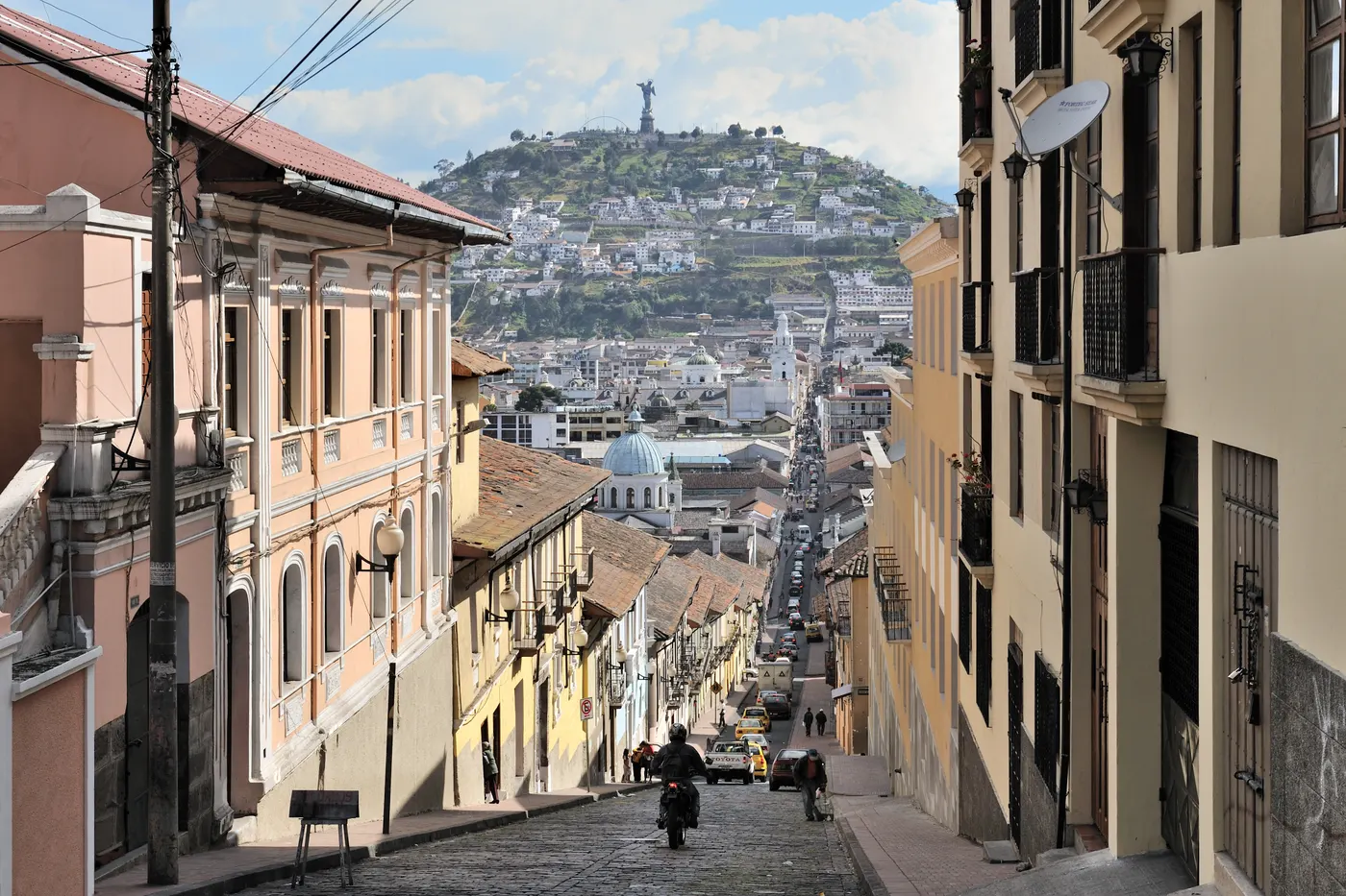 Vue lumineuse de Équateur / Quito et les Andes
