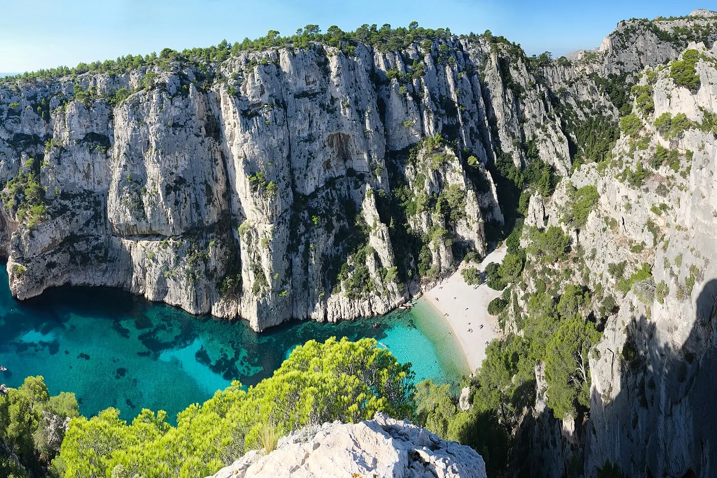 Vue lumineuse de Marseille et les Calanques