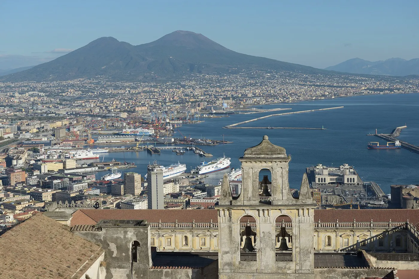 Vue lumineuse de Naples