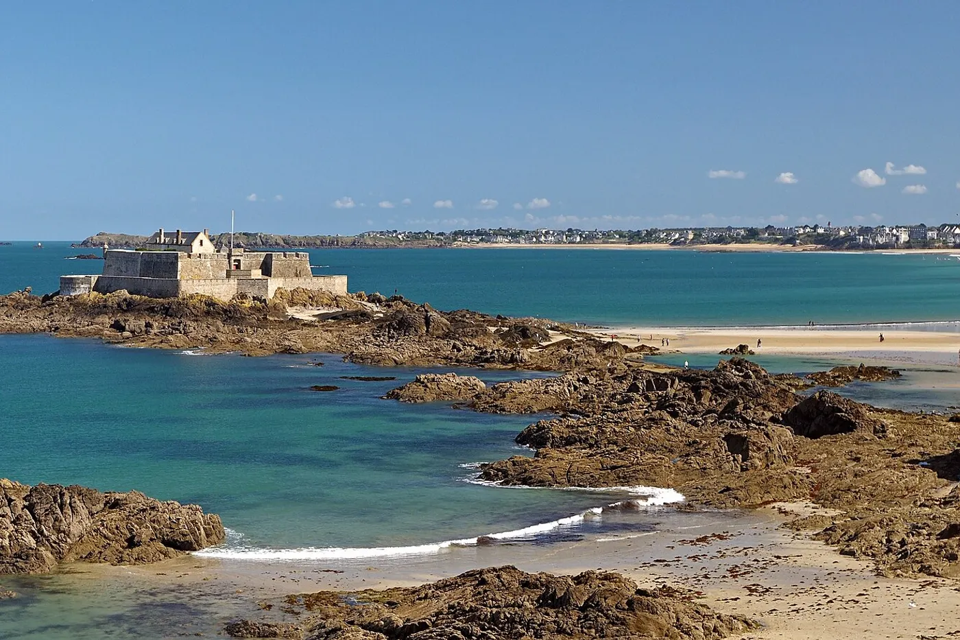 Vue lumineuse de Saint-Malo et la Bretagne