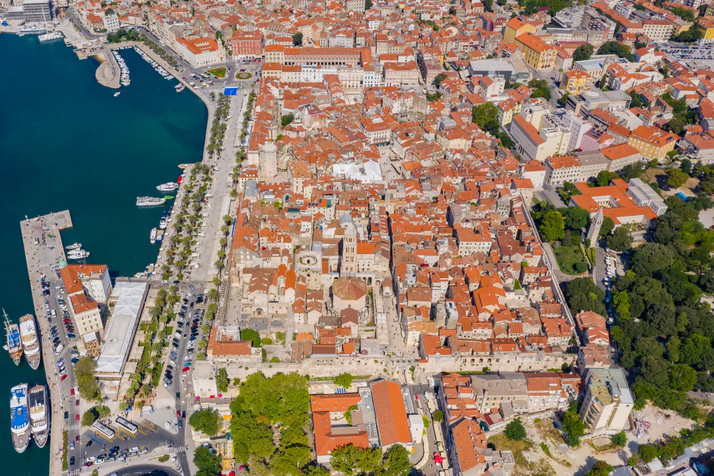 Vue lumineuse de Split et les îles dalmates